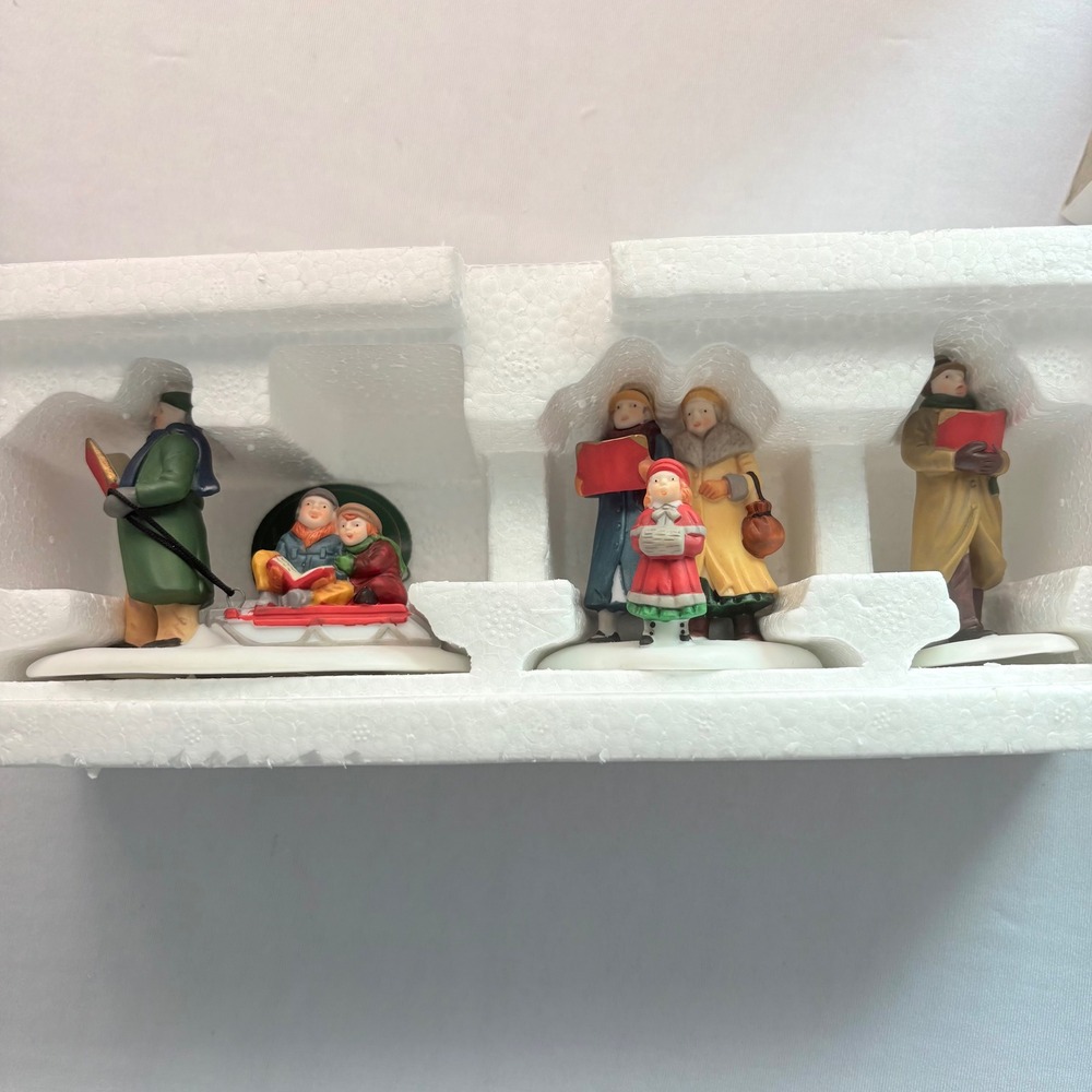 Department 56 Heritage Village Caroling Thru The City Set of 3 Porcelain Figures - Picture 3 of 4